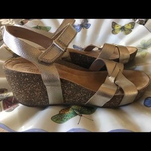 Gently used Clark’s wedge sandals in platinum 8m